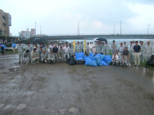 第５３回川内川花火大会後の河川敷清掃に参加。
