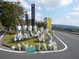 国道２２３号線の草刈り、清掃を実施しました。